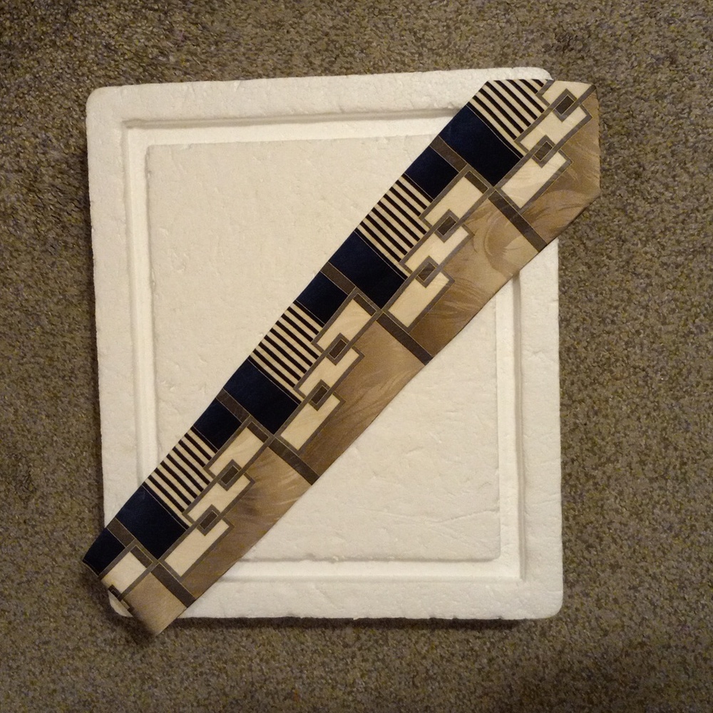 😊Ottimo uomo 100% silk blue and cream colored mens neck  tie. Very nice design